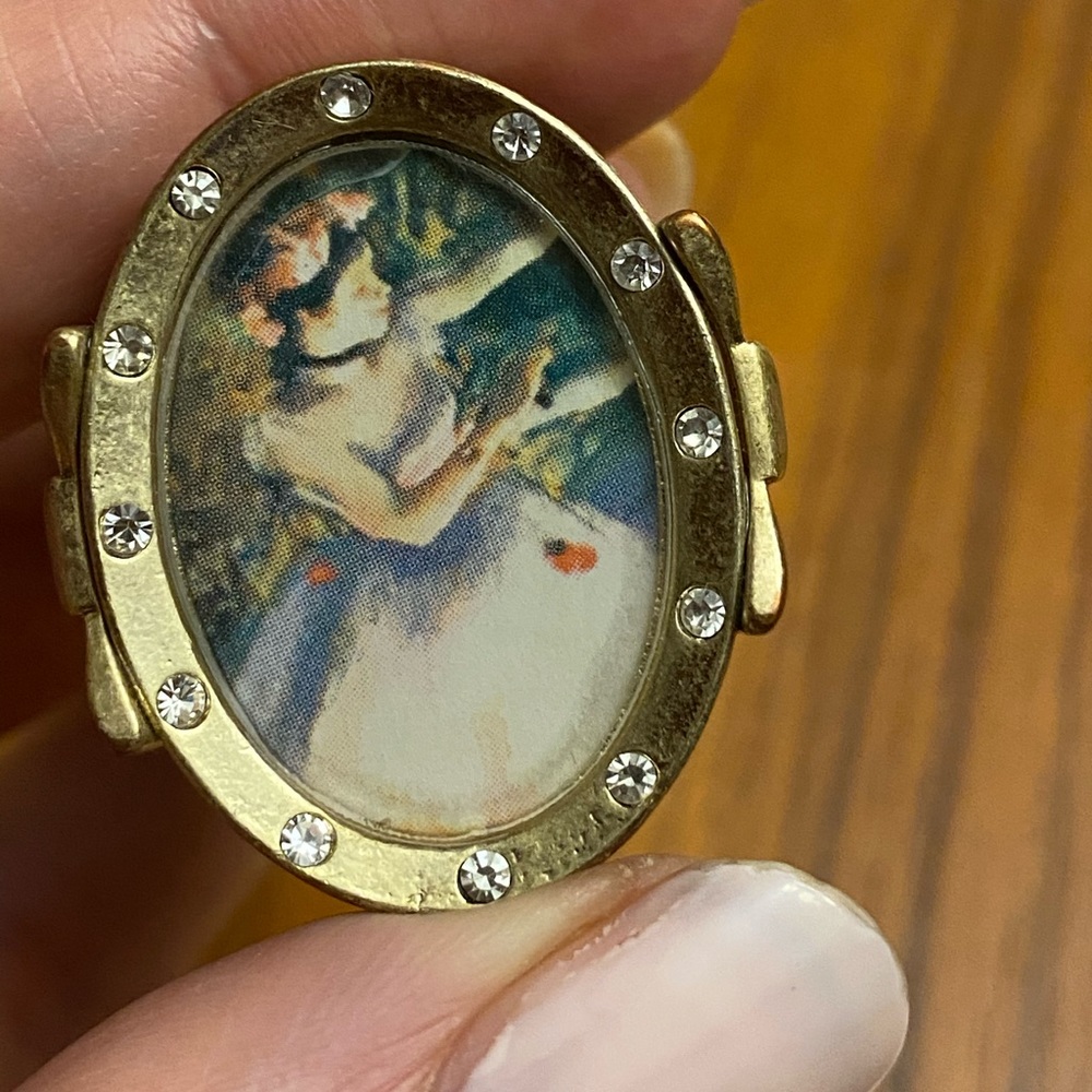 Vintage  ring with crystals
